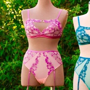 Mentionables NWT 2pc A Night In Paris Raspberry Set Size 1X